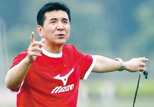 两人在现场媒体的要求下甜蜜亲吻，幸福笑容洋溢在脸上。