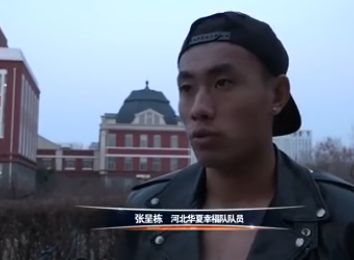 电影《米纳里》中韩裔导演郑李烁将家庭伦理剧与移民困境结合，尹汝贞凭“祖母”角色获奥斯卡，证明亚裔故事可承载普世人性共鸣。