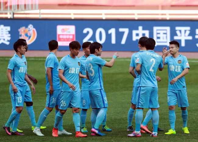 格伦·克洛斯、莎拉·保罗森、泰亚娜·泰勒、金·卡戴珊、妮.李安经典武侠电影《卧虎藏龙》将打造好莱坞剧集_海外_ 消息 首页 新闻 视频 大片 影库 CCTV6 VIP影院 搜索 电影 星闻 独家 更多 专题 图片 视频 滚动 首页 新闻 大片 影库 CCTV6 VIP影院 客户端 电影网>新闻>明星资讯 李安经典武侠电影《卧虎藏龙》将打造好莱坞剧集 时间：2025.04.11 ： 作者：迪莫 ： 据外媒报道，Amazon Prime Video正在筹备打造剧版《卧虎藏龙》（Crouching Tiger, Hidden Dragon），该剧和李安导演的电影版一样，将根据王度庐武侠小说“鹤铁五部”中的第四部《卧虎藏龙》（1941-1942年）改编。
