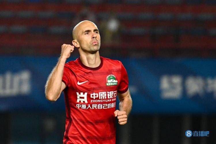 乔治王子周岁生日与蝴蝶合影 昔日超萌瞬间回顾 2014-07-22 7月22日是英国的乔治王子一周岁生日，小宝贝与爸爸威廉王子、妈妈凯特王妃在花园中留下合影，一只黑色的蝴蝶停在威廉王子的手上，小宝贝伸手抚摸，被摄影师记录了下这精彩瞬间。
