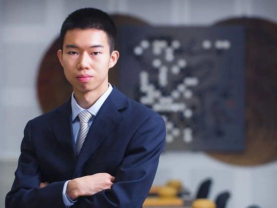 ”在《私家侦探》中，他再次拿出了不同以往，但依旧惊喜的表演。