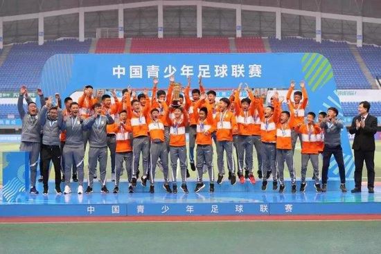 在故事中通过打造力量之戒闻名于世的工匠凯勒布理鹏和“半精灵”埃尔隆德亮相。