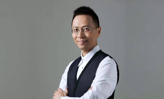 2026-01-23 当八九十年代的东北影像在大众记忆中定格，萧瑟的钢铁厂、苍凉的玉米地与凛冽的寒风似乎成为了不变的底色，那些聚焦社会转型期的作品，往往带着残酷与荒凉的基调。