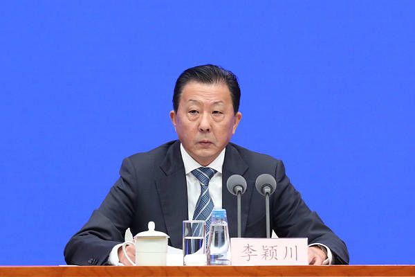 梅根·福克斯衣着清凉出街 未婚夫陪同 2023-07-21 当地时间2023年7月16日，美国加利福尼亚，梅根·福克斯和未婚夫“枪爷”理查德·科尔森·贝克外出前往影院观影。