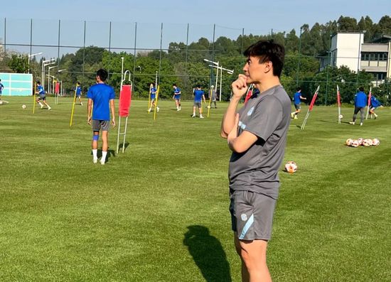 日前国内首部深度揭秘人贩作案产业链内幕的犯罪电影《三滴血》在上海举行首映礼。