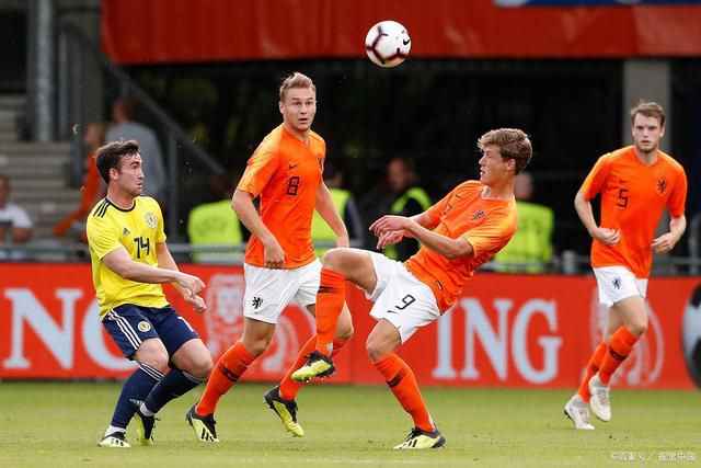 为打击盗版，中信出版集团和集卡社纷纷采取相应措施，从生产源头和销售端两方面出发设定不同的销售机制，并派专人二十四小时监控疑似的盗版链接。