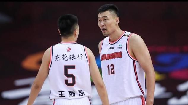 麦当娜穿着厚厚的棉服罩着帽子围巾把整个人包裹起来，似乎羞于见人。