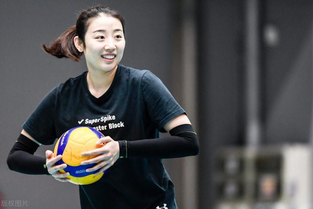 ↓一键观影↓看一代侠女郑佩佩如何打造无厘头角色：《唐伯虎点秋香》周星驰无厘头喜剧代表作，以颠覆性演绎重塑“江南才子”唐伯虎。