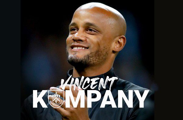 一下车，施瓦辛格就被记者和游客包围。