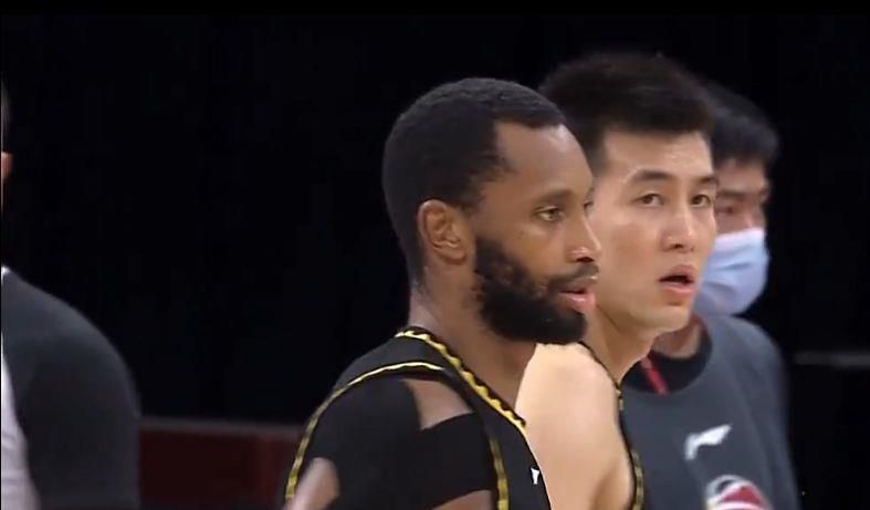 碧昂丝开唱劲歌辣舞猛抖胸 穿亮片装火焰中出场 2013-12-05 洛杉矶当地时间12月3日，美国天后级女歌手碧昂斯举行“The Mrs. Carter Show World Tour”演唱会，碧昂斯身穿各式性感服装卖力献唱。