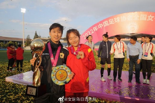 拍戏间隙，章子怡梳民国卷发 章子怡再次代言中国电影 携手成龙闪亮圣彼得堡 2013-09-05 9月4日，2013年中国电影节在俄罗斯圣彼得堡隆重拉开帷幕，中俄两国重要领导人出席开幕式并讲话。