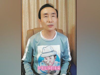 很快，恋爱和工作闹剧让她的生活陷入旋风。