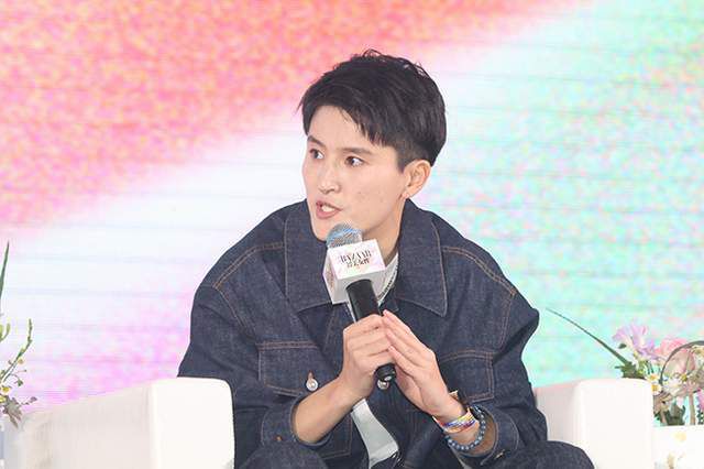 《封神第二部：战火西岐》中饰演邓婵玉的那尔那茜倾情讲述蕴藏在河南、陕西多地博物馆中的殷商及西岐文化密码，《唐探1900》中饰演爱丽丝的安娜积极推介已成“网红打卡地”的山东乐陵拍摄基地，为海外观众多维描摹中国电影的文化内核与工业力量。