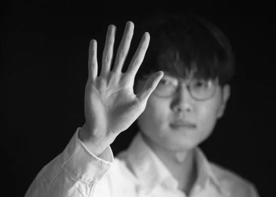 张曼玉曝曾差点做理发师 与谢霆锋在伦敦街头剪发 2016-11-23 《十二道锋味3》本周六即将收官，张曼玉将携手谢霆锋在伦敦结束这场“锋味之旅”。