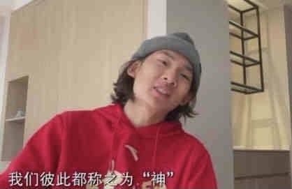 这回我们且看，詹周氏眉缺齿豁、胎记覆面；女囚犯王许梅一袭红衣坐镇狱中；作家西林人前珠翠皮裘，人后短发执笔如刀，造型背后有何深意？