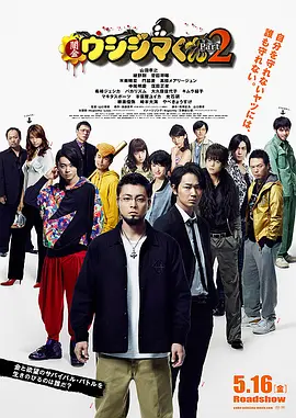 艾什顿身穿白色西装，帅气逼人。