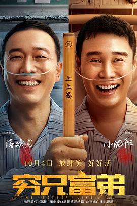 她身穿棒球夹克搭配宽松牛仔裤，再配上一顶棒球帽，满满的休闲风。