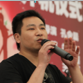 合照中，罗斯站在C位，左拥右抱着白敬亭和他的发小，很是亲密。