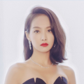 凯奇则携日籍娇妻柴田梨子走上红毯，与大多数主创的着重风格不同，柴田一身日式风的外套搭配过膝长靴，十分吸睛。