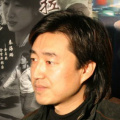 近年来，主旋律电影开始探索平民视角的叙事路径，将镜头对准普通人，以小见大折射时代主题。