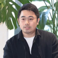 A：来自外星的最强的战斗种族Q：请用三个词来形容他跟异形、人类和仿生机器人之间的关系：A：最强怪物组合、猎人与猎物、没头脑和不高兴Q：为什么铁血战士被称作是宇宙最强猎手？
