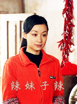 剪了及肩短发的她显得更加有活力，精致妆容配上别致的大红色晚礼服 小绵羊张艺兴