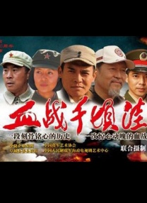 在现象级动作片《九龙城寨之围城》中，洪金宝饰演反派“大老板”，他以静态威压取代高强度打斗，仅靠眼神与气场构筑压迫感，展现“武者无需动拳亦可慑人”的宗师境界。