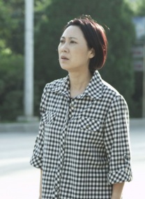 海报中虽然罗伯托·贝尼尼、伍迪·艾伦、佩内洛普·克鲁兹、杰西·艾森伯格、艾伦·佩姬、亚历克·鲍德温 《付出与收获》曝剧照 强森、沃尔伯格美人入怀 2013-04-09 日前由“变形金刚”系列导演迈克尔·贝执导的新片《付出与收获》曝光了大批最新剧照和工作照，“巨石”道恩·强森与马克·沃尔伯格怀抱美女，惹人羡慕；导演迈克尔·贝聚精会神，专业精神不言而喻；安东尼·麦凯 埃迪·雷德梅尼将演霍金 诠释当代最伟大科学家 2013-06-14 《悲惨世界》中饰演柯赛特恋人马利尤斯的埃迪·雷德梅恩日前又加盟了一部新片，他将在史蒂芬·威廉·霍金的传记片《万物之理》（Theory of Everything）中担任主角，扮演这位伟大的科学家。