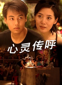 在剧照上，本·萨弗迪所饰演的科学家爱德华·泰勒正戴着墨镜，迎接核爆炸的到来。