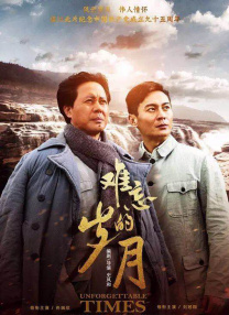 詹妮弗·劳伦斯身穿抹胸白裙亮相，见到兴奋的粉丝频举上臂高呼，克里斯·海姆斯沃斯、乔什·哈切森两主创也亮相首映礼。
