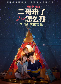 另一组大片中，在壮阔的海岸边，刘雯冷艳潇洒，气场强大。