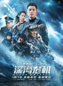 日前，基莲为了拍摄电影版《浴血黑帮》不仅剪了短发还疯狂增肌，虽然红毯上面对媒体和影迷他展露了迷人且温和的笑容，但气场已经是浓浓的“黑道味儿 ”了！