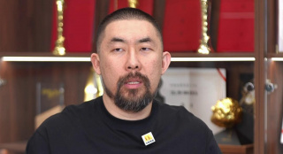 据悉，阮经天三年前先是失去了从小带大他的奶奶，去年又送走了最疼他的爷爷，如今妈妈也去世，短短三年痛失三位至亲，实在令人心疼！