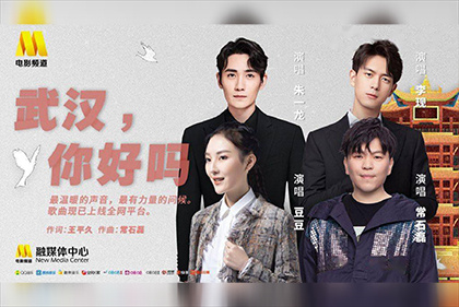 导演梅尔·吉布森与小35岁女友罗萨琳·罗丝出席首映，互动秀恩爱，眼神聚焦在女友身上不愿离开。